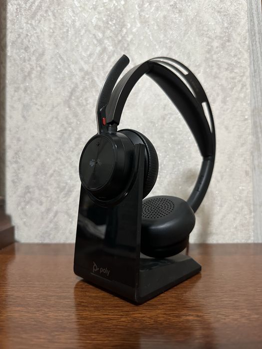Poly - Voyager Focus 2 UC USB-A Headset with Stand