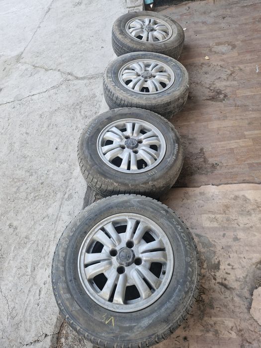 Шины с титановыми дисками оригинал в отличном состоянии  на 205 /70/15