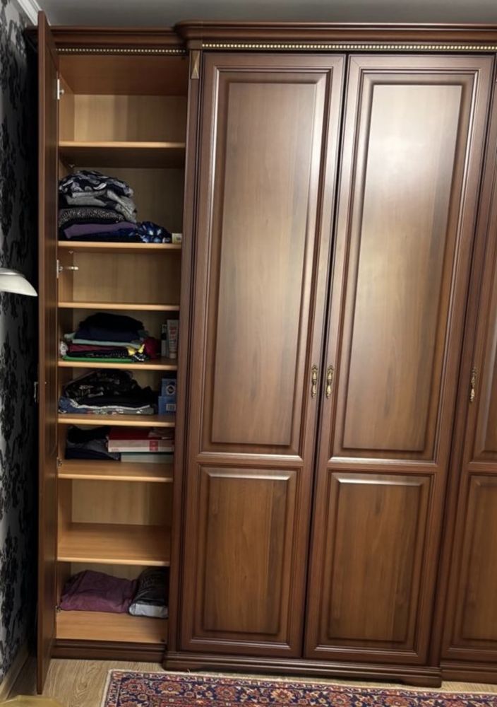 Продам классический 3-х створчатый шкаф в спальню.  В идеальном состоя