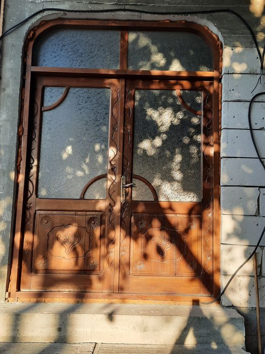 Vând 4 uși si 8 geamuri