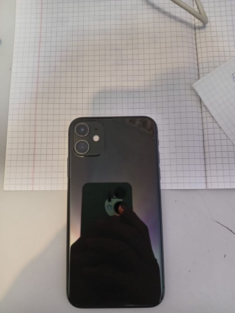 Продам Айфон 11.