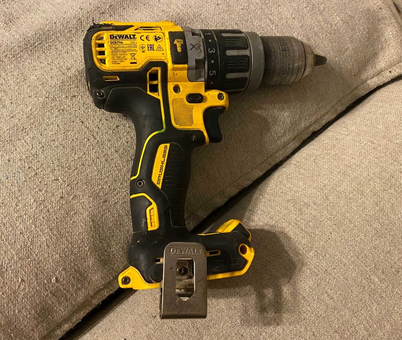 Masina gaurit si insurubat percutie Dewalt DCD796 18V brushless corp