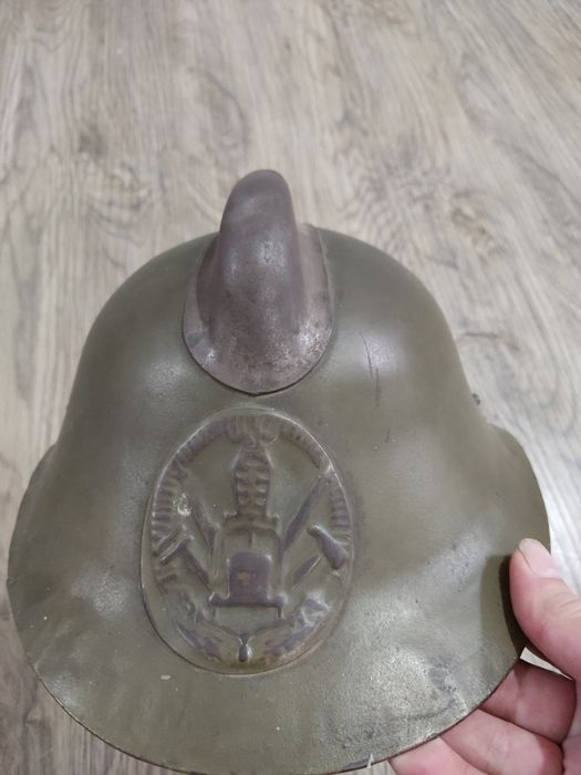Каски пожарника и армейская.