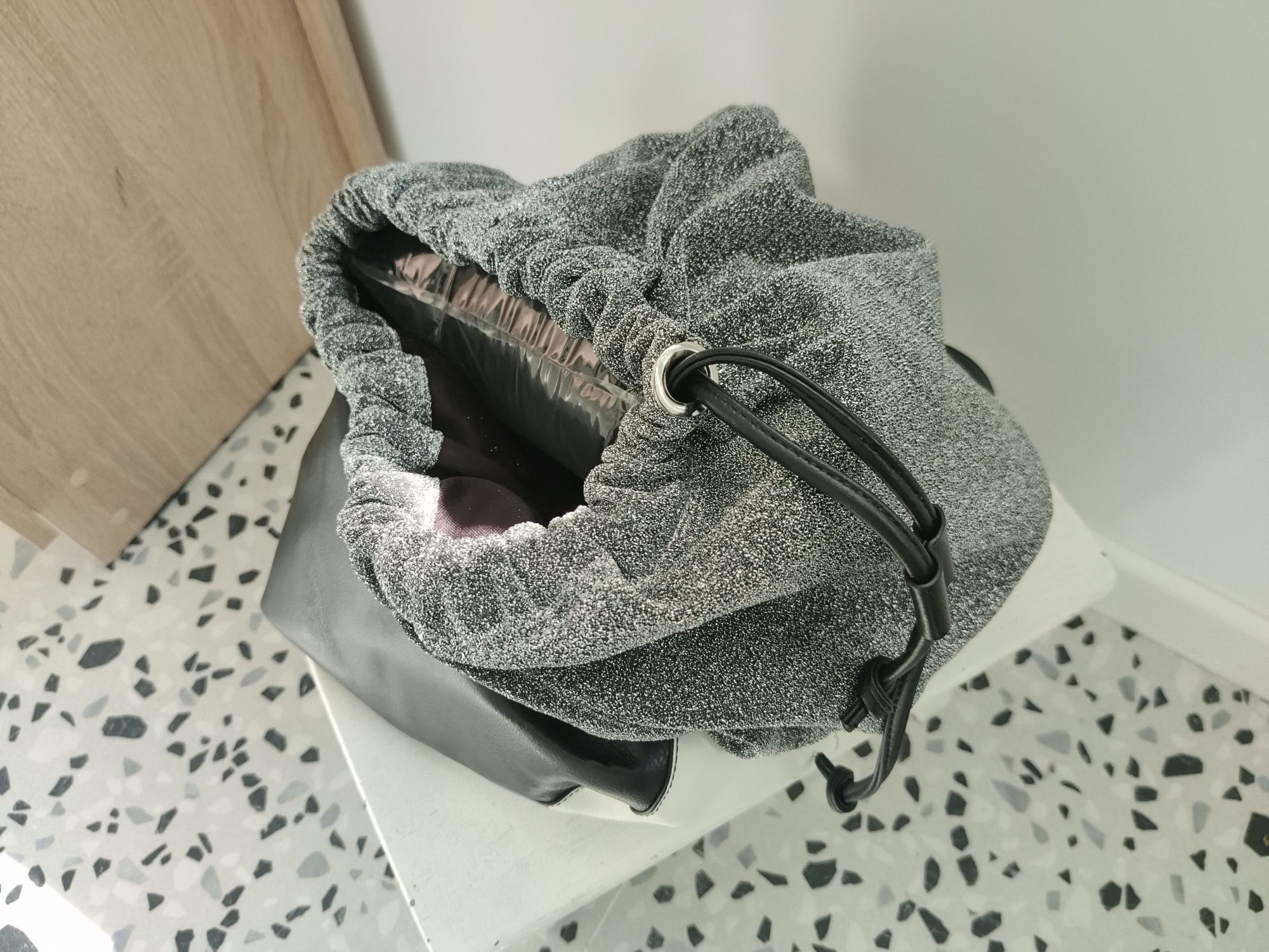Poșetă damă Zara,medie,alb negru, nouă!