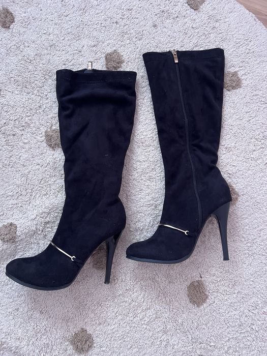 Дамски велурени ботуши на висок ток