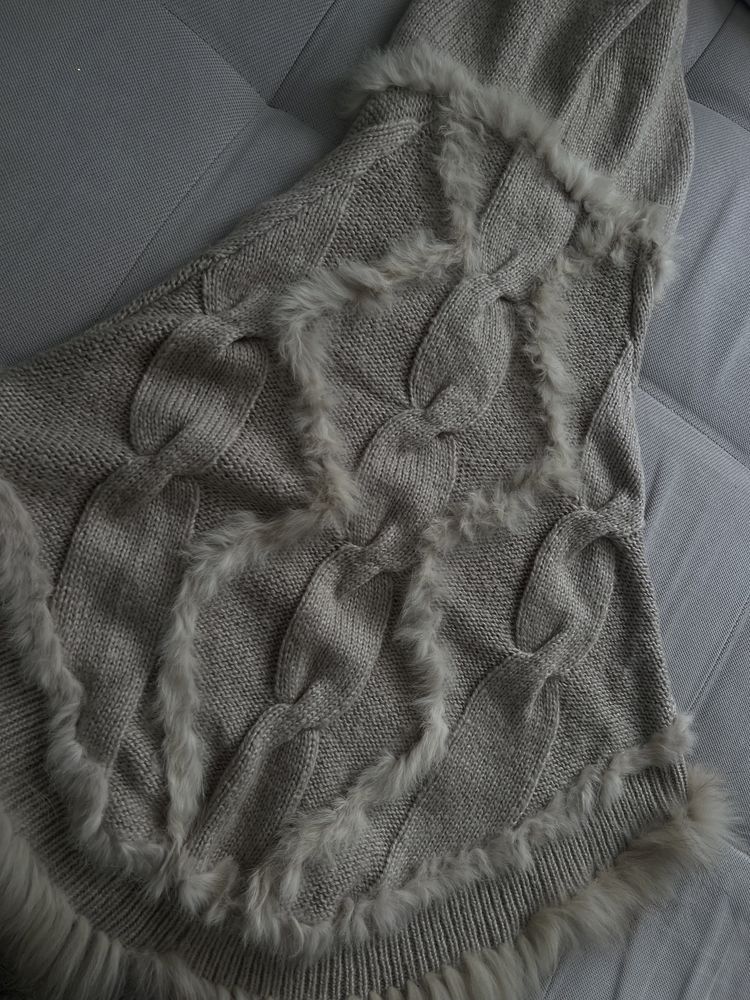 Пончо - наметка , зимна връхна дреха от мека прежда и заешки косъм