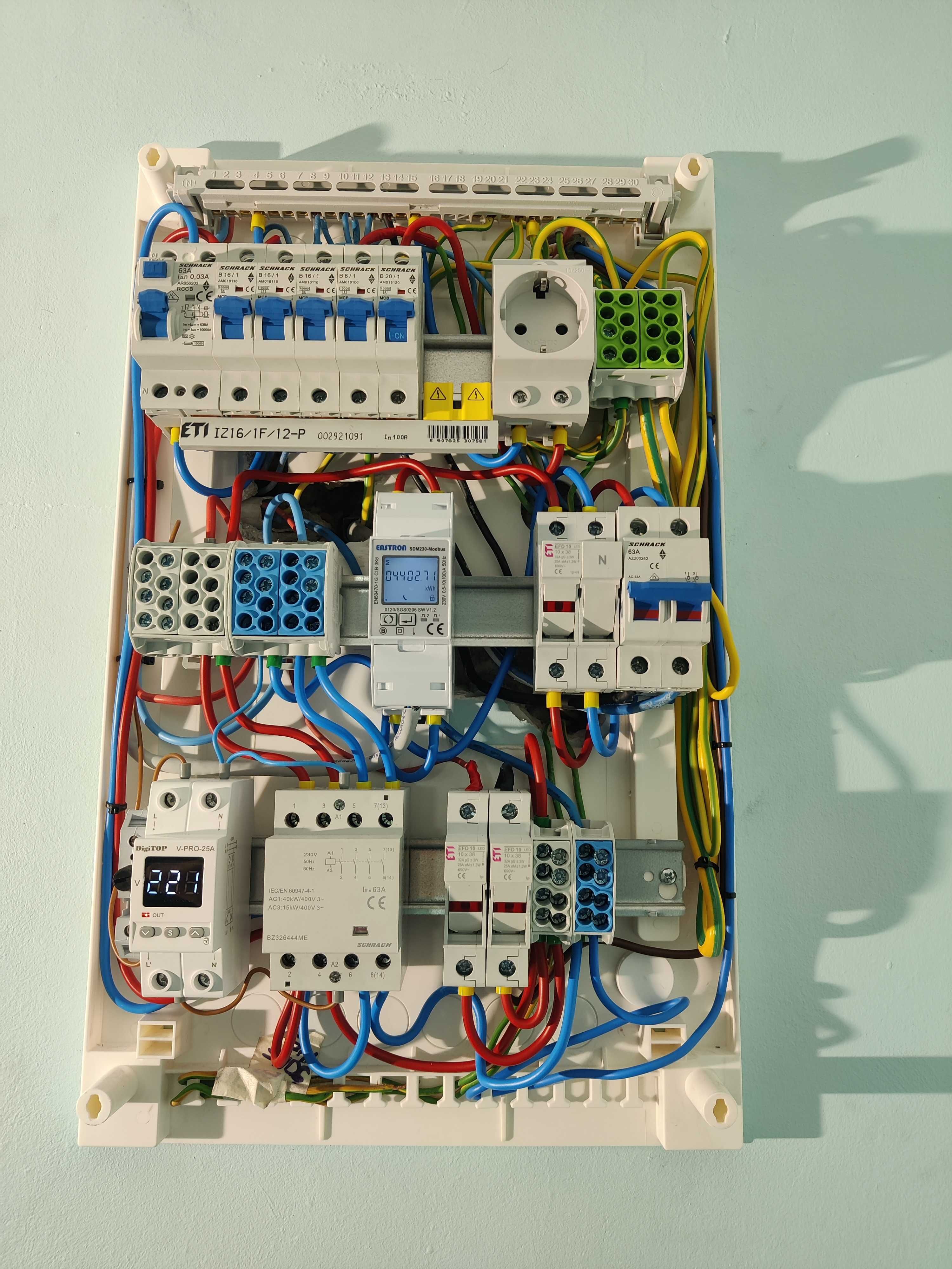Electrician interventii rapide tablouri sigurante, lumini, prize etc