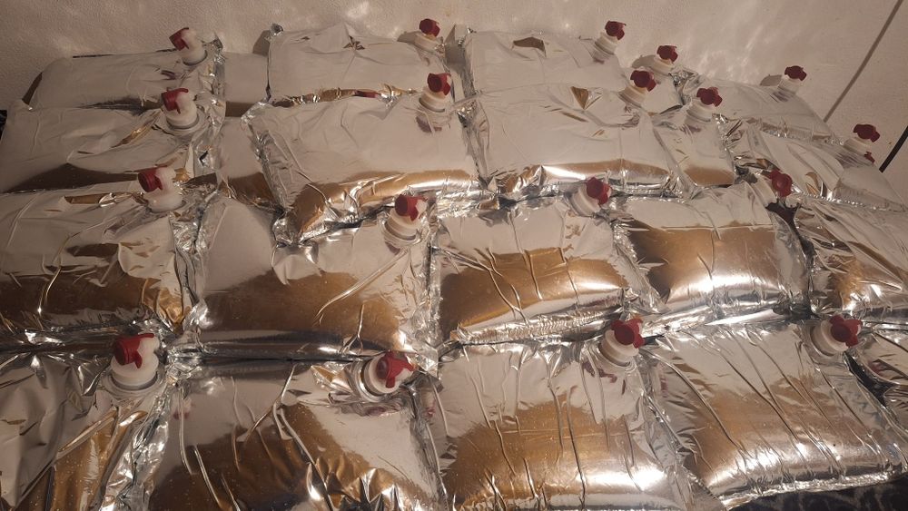 Suc mere 100% natural, pasteurizat, fără conservanti. ,