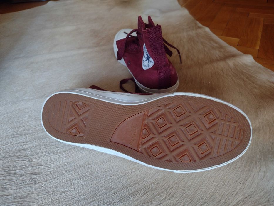Нови високи кецове Converse , 40 номер, платнени