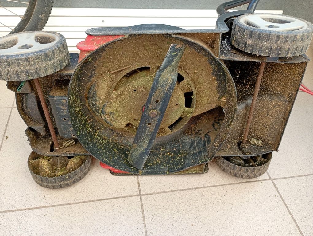 Mașină de tuns iarba Bosch ARM 32 (fără curea și recipient colector)