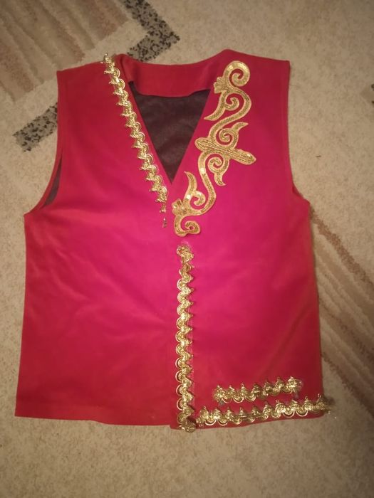 Продам жилет,джинсы,джинцовку