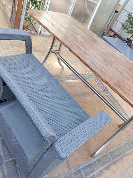 Vând masa și canapea curte