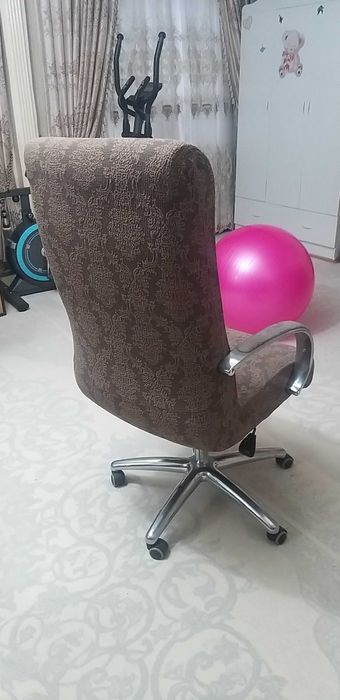 Ofisniy kresla sotiladi