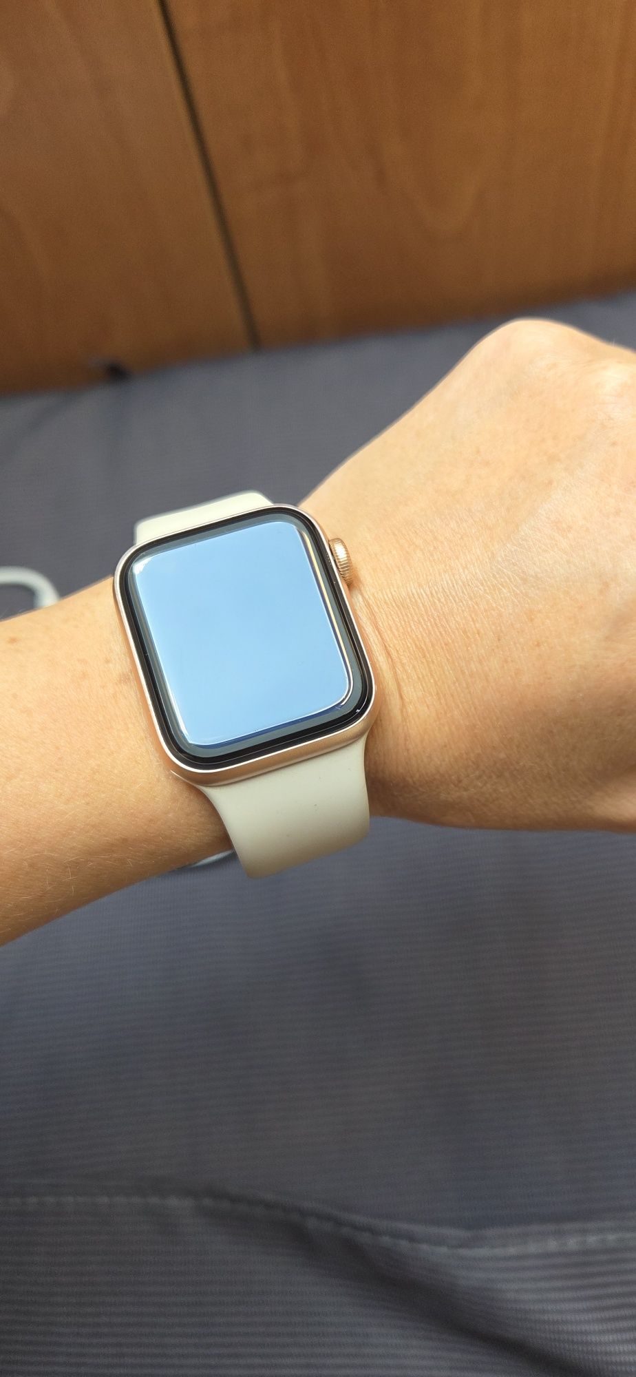 Apple Watch SE 40mm- намалена цена