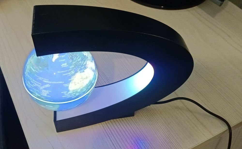 Глобус леветирующий светильник настольный