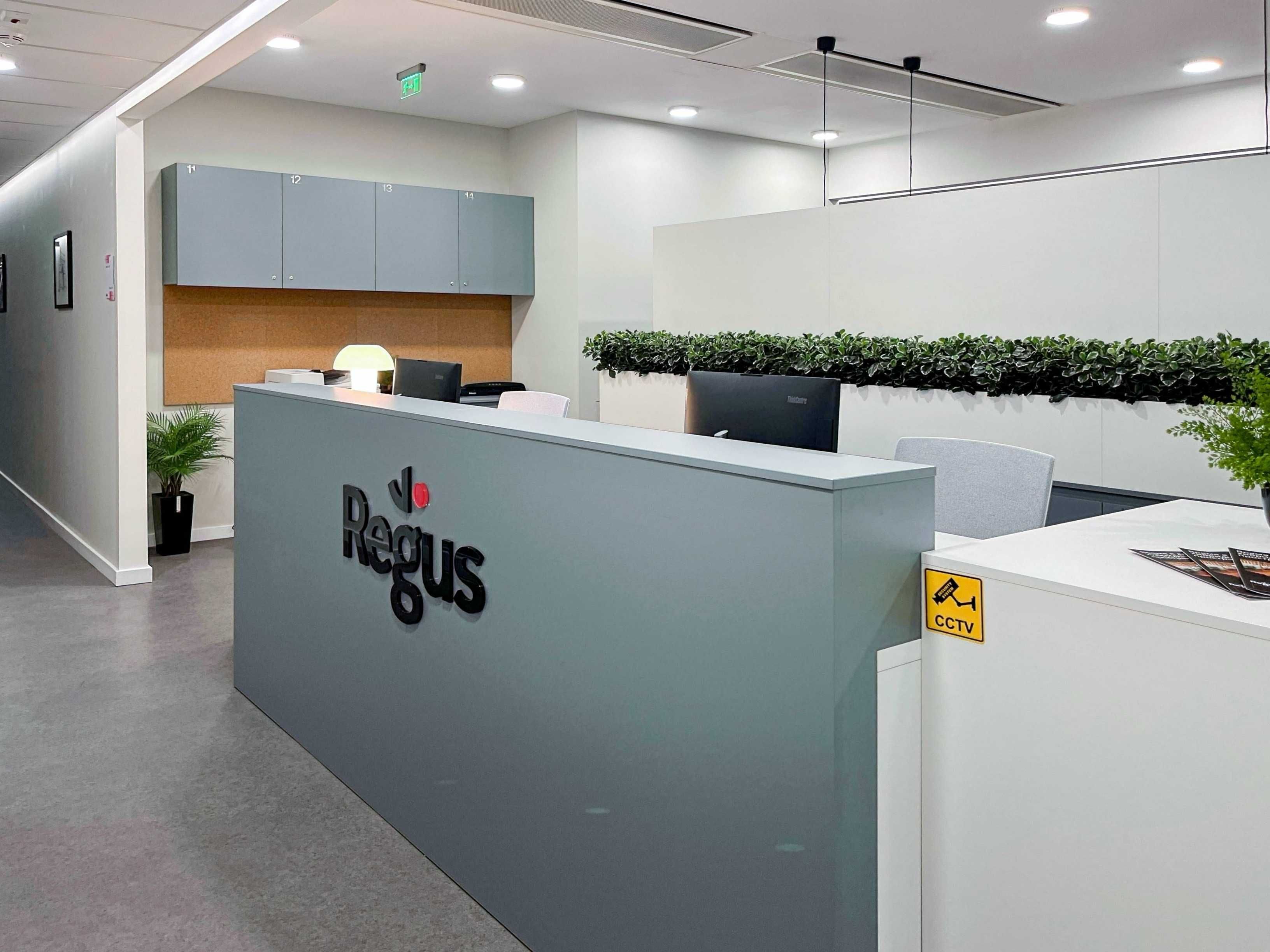 Самостоятелно офис пространство за 1-2 души в Regus Porsche Center