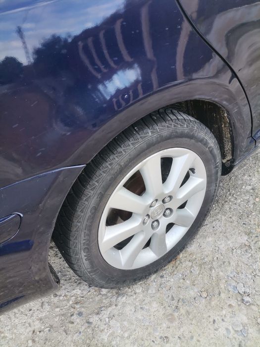 Vând Toyota Avensis T25