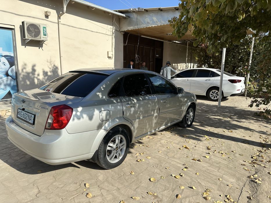 Lacetti 1.8 sotiladi