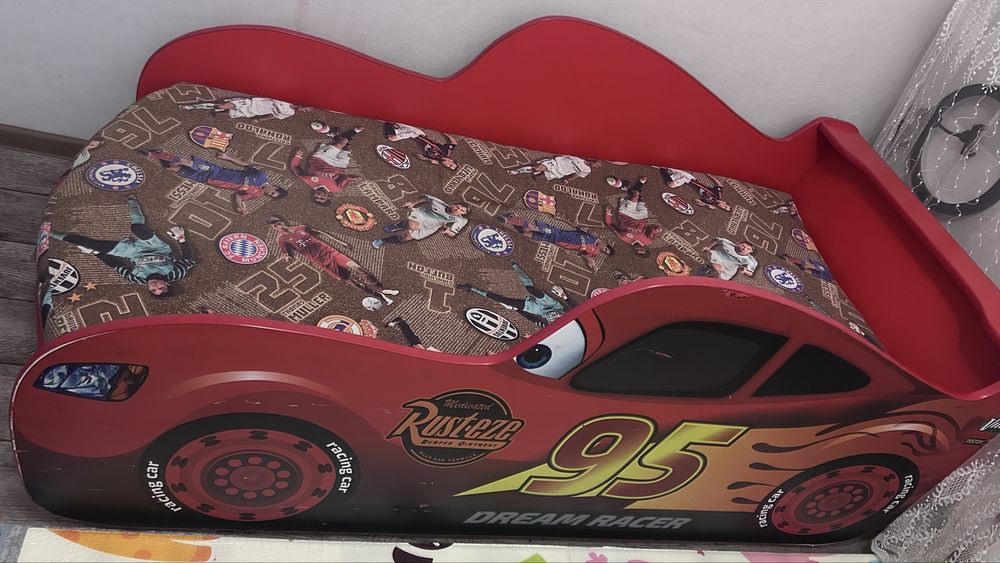 Кровать детская в виде машинки