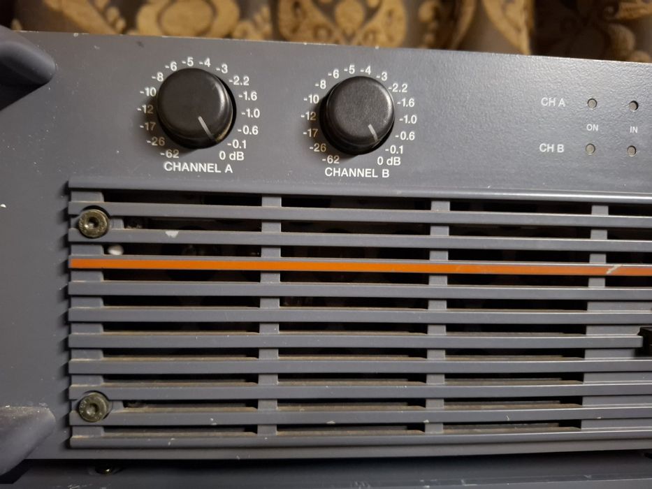 Продавам Професионален усилвател Electro-Voice P2000