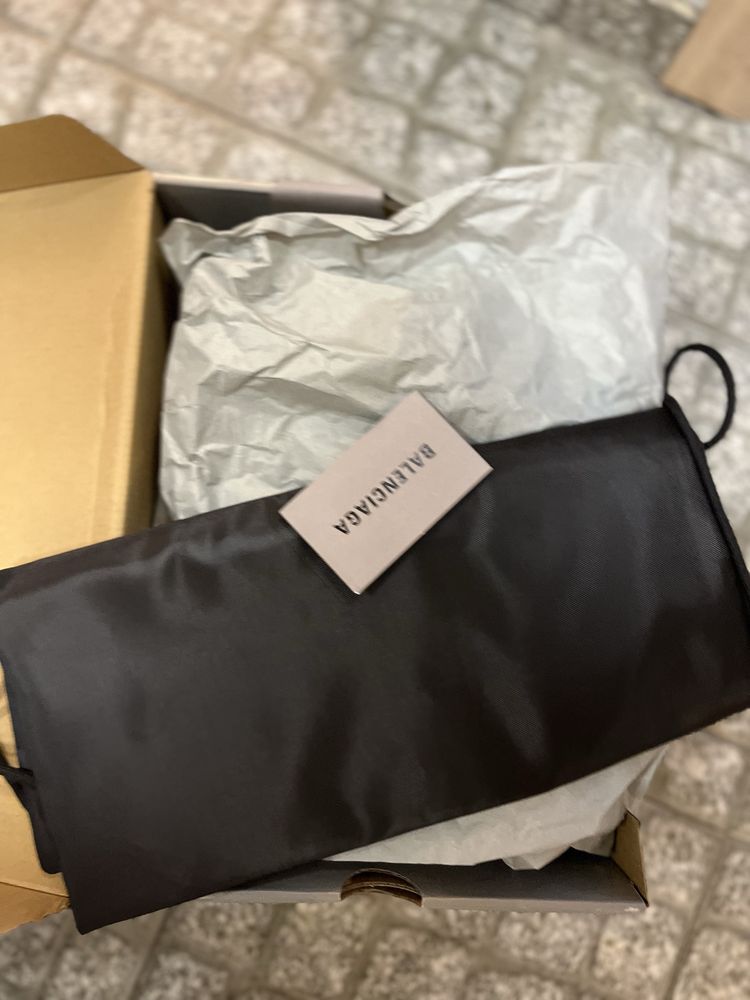 Маратонки BALENCIAGA 3XL , размер 41, стелка 27,5 см.