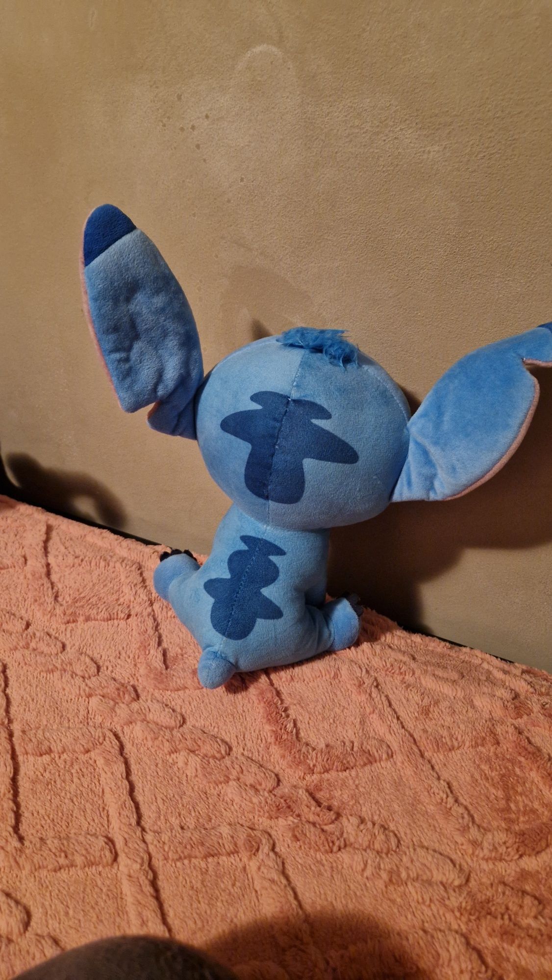 Stich de plus albastru