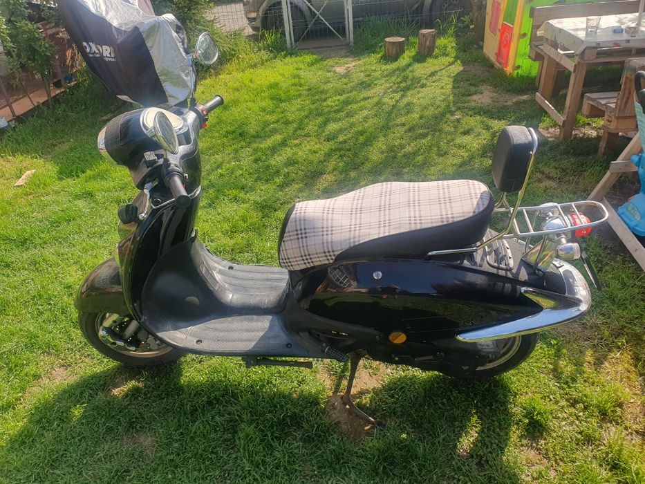 Znen Bella – scuter retro cu motor GY6, pregătit de drum!
