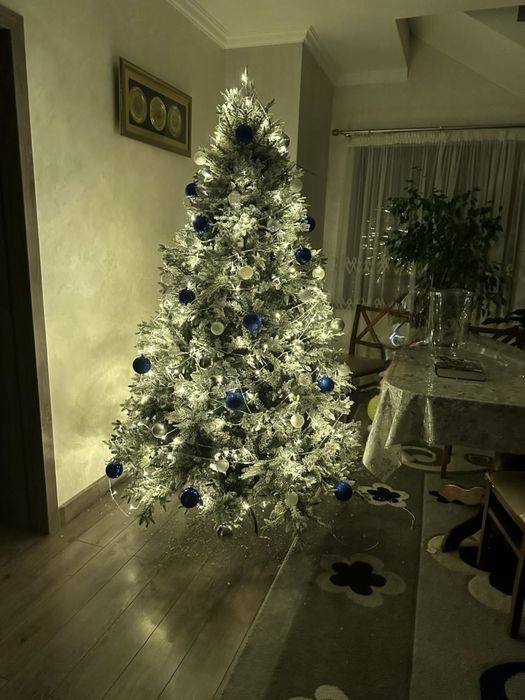 Продам елку новогоднюю, с эффектом снега