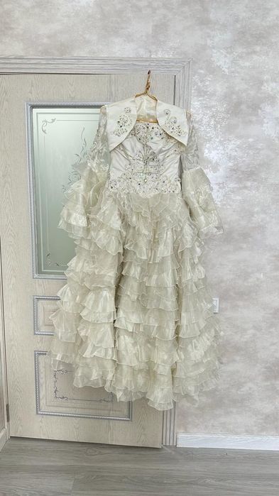 Платье белое с узорами камушки