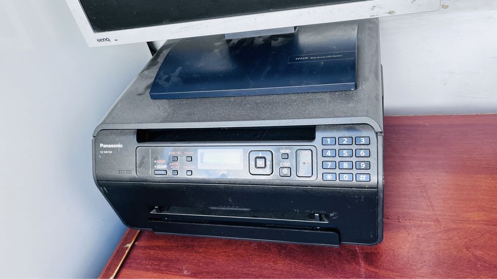 Экран компютера и принтер Panasonic KX-MB1500