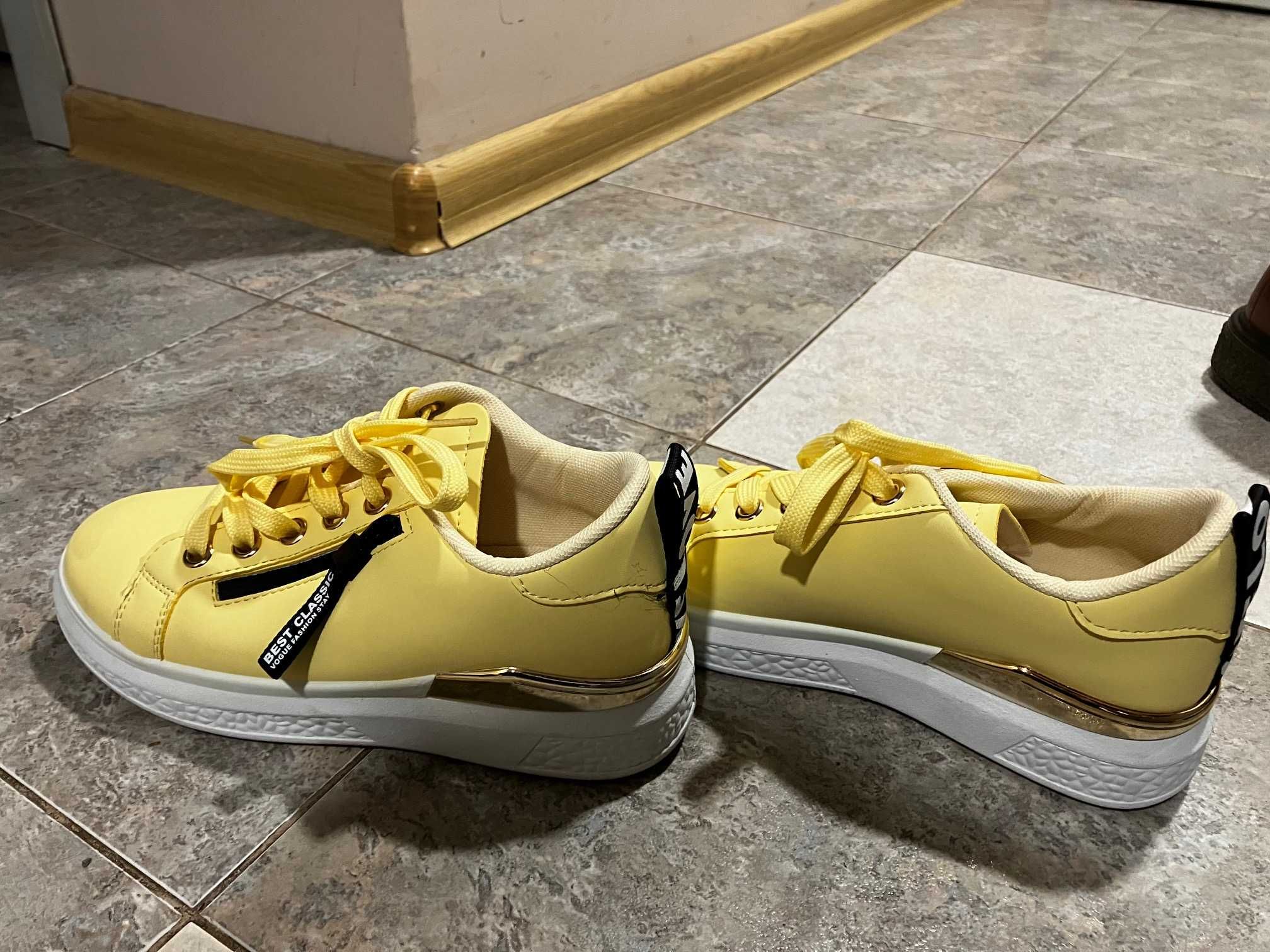 Обувки в приятен жълт цвят- нови