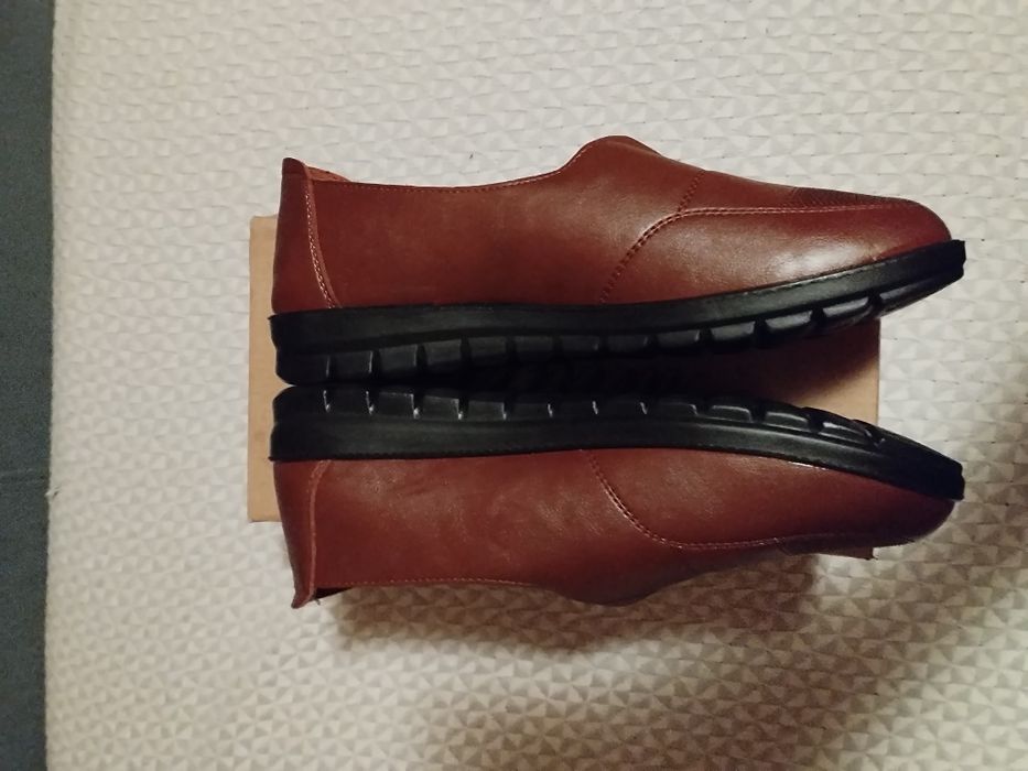 Pantofi noi de piele