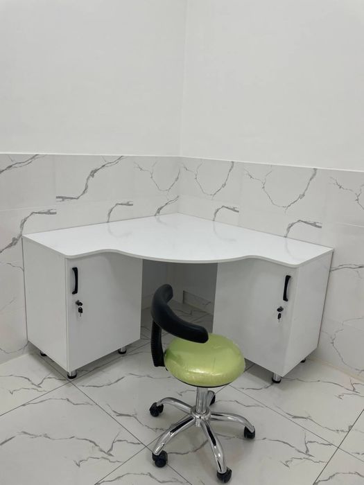 Офисный стол в идеальном состоянии