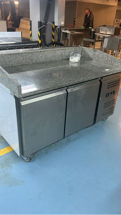 Стол холодильник с мраморной поверхностью