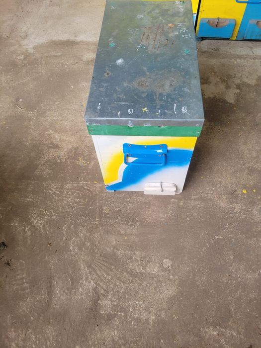 Cutie/Cutii  pentru stupi / roiuri cu doua iesiri