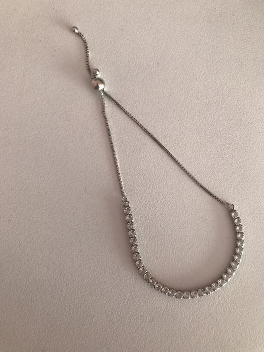 Сребърна гривна с камъни