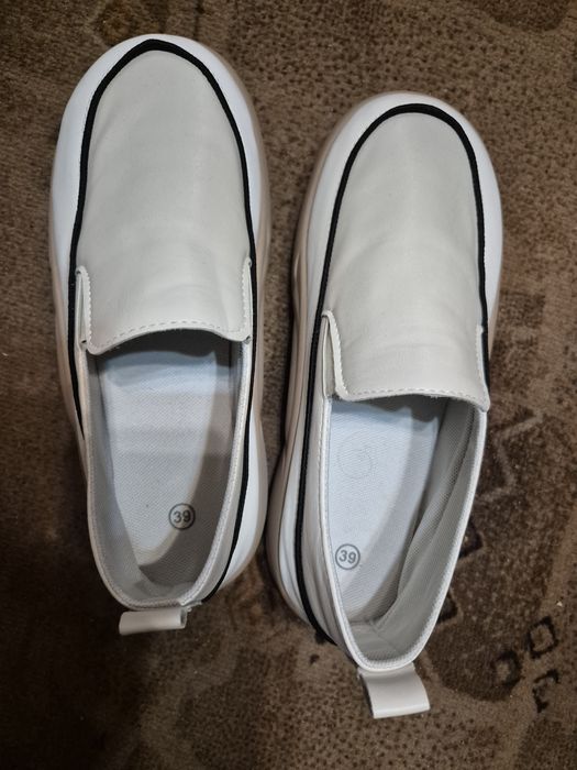 Женские белые и зелёные  лоферы