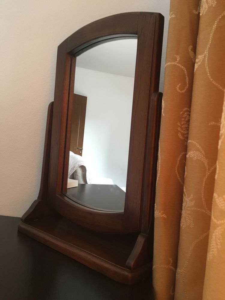 Oglinda din lemn masiv