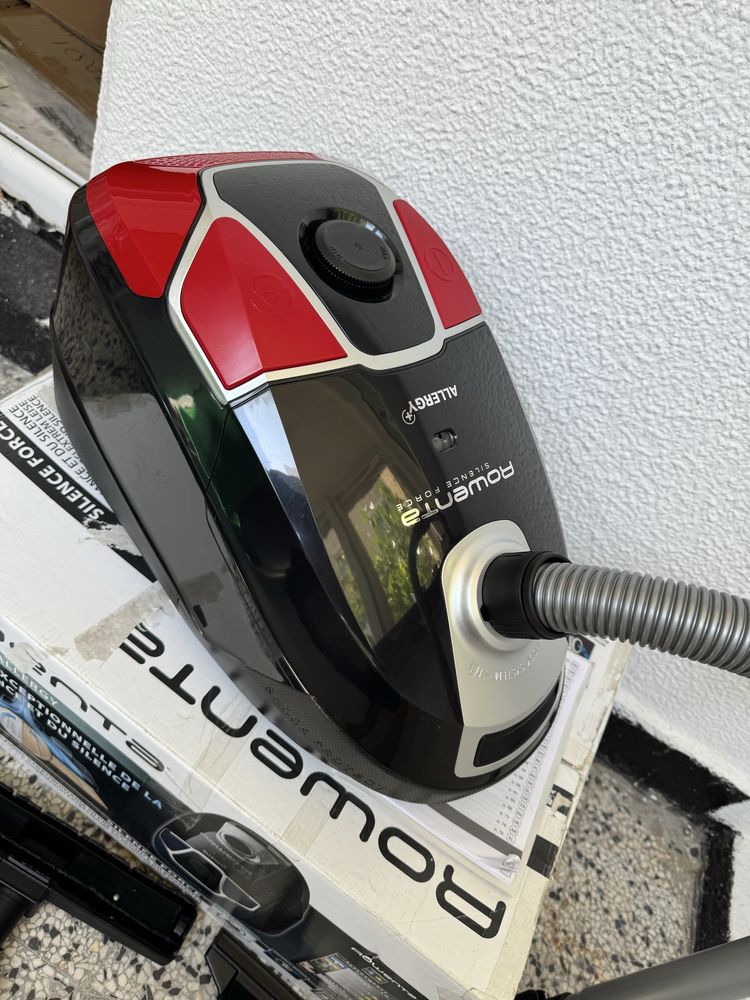 Прахосмукачка с Торба Rowenta RO6859EA Silence Force Allergy+ Parquet!
