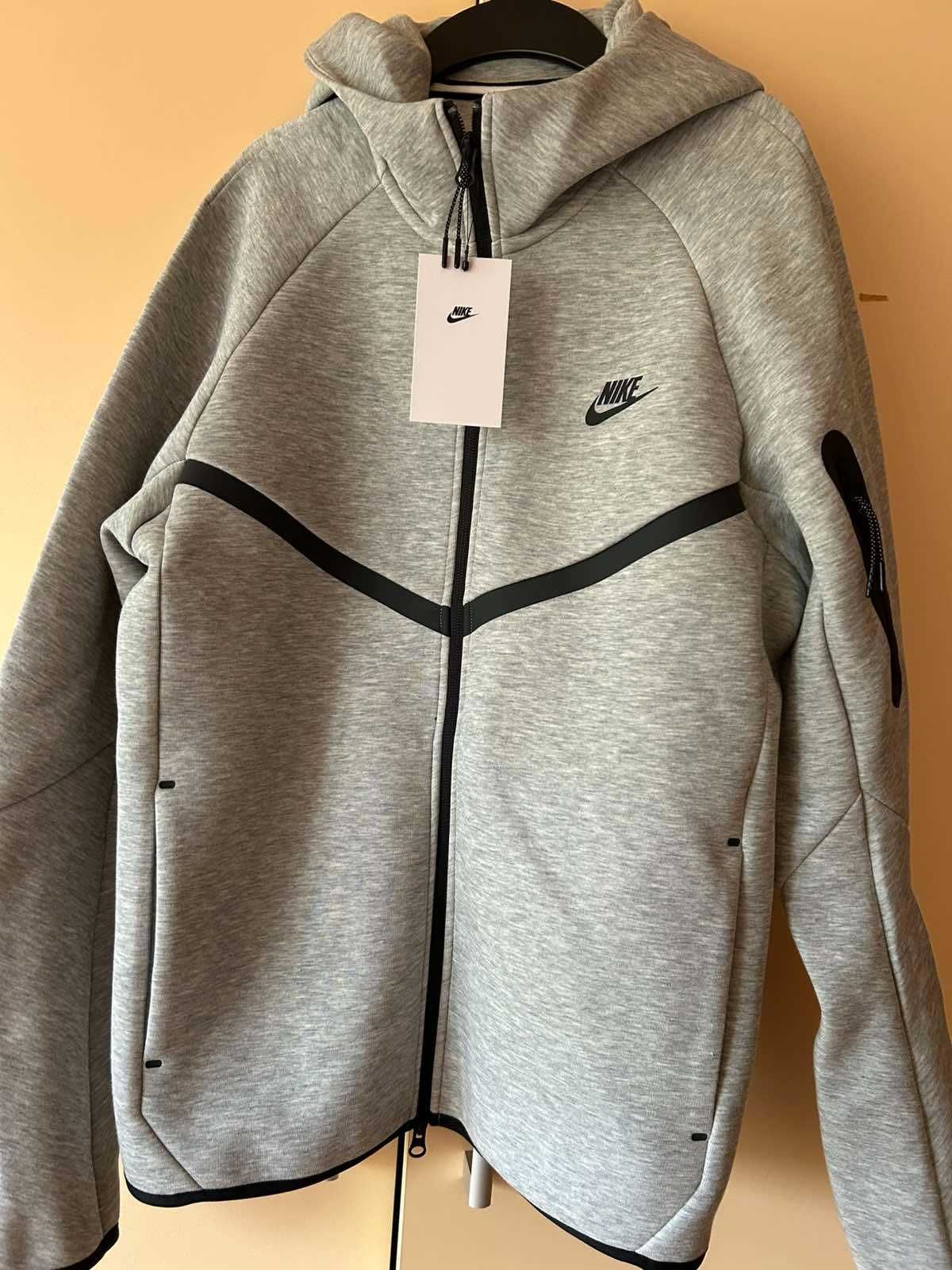 Нов Nike tech fleece
