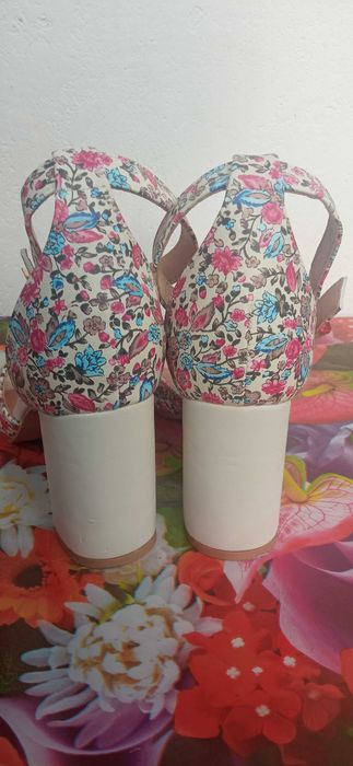 Sandale bej cu toc 38