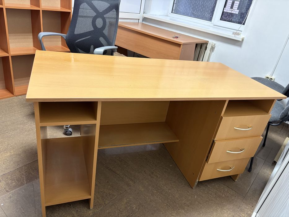 Стол офисный и вешалка