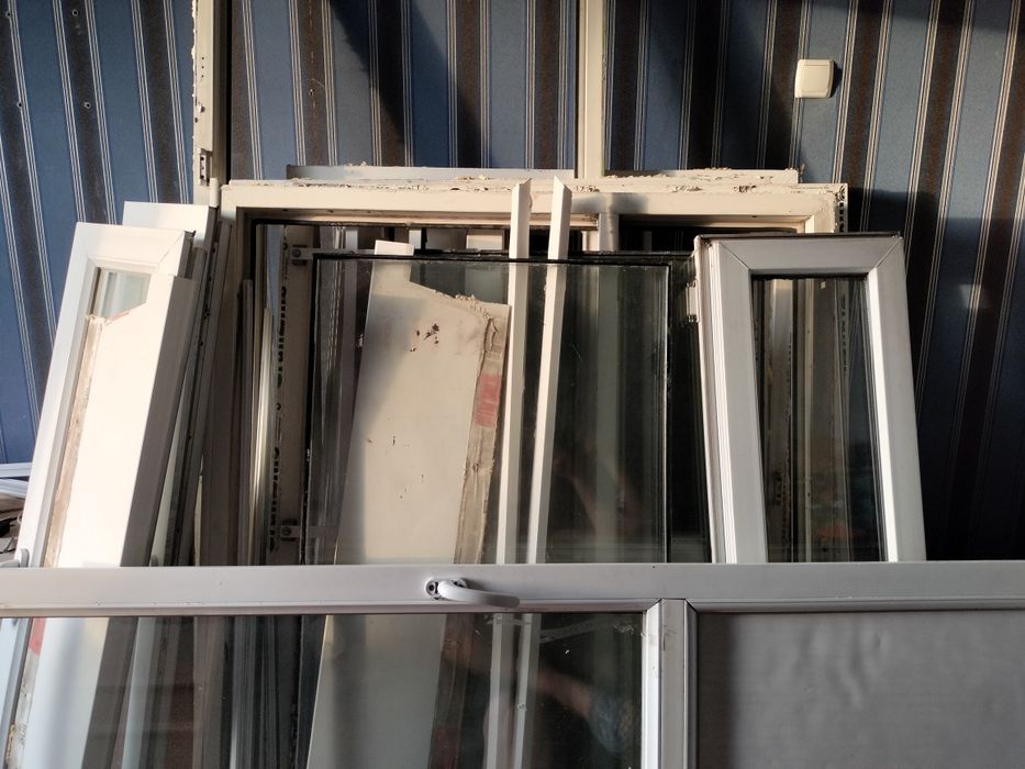 Б/у пластиковые окна от 3 комнатной панельной квартиры  б/у