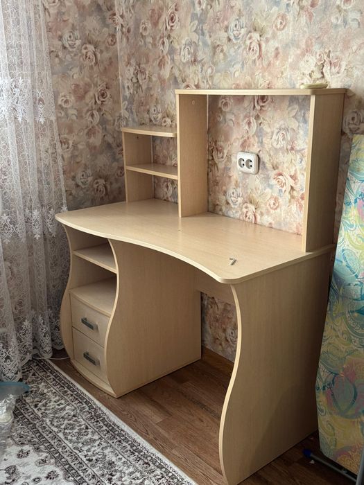 Продам компьютерный стол, состояние идеальное