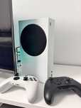 Vând consolă Xbox series S cu 2 manete • Stare impecabilă