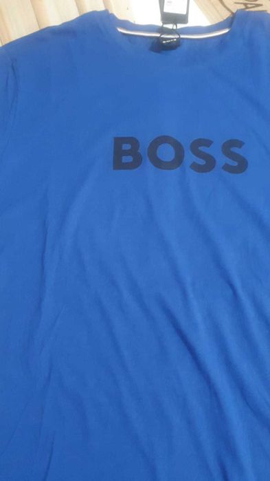 Vand tricou barbati Hugo Boss masura XL si XXL original cu eticheta.