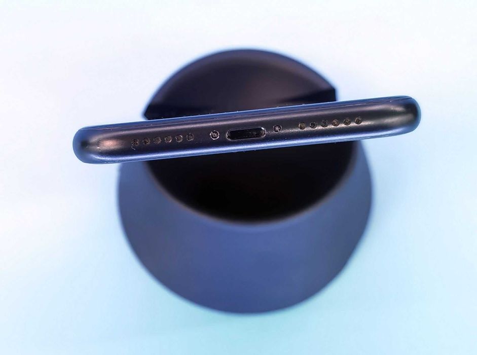 iPhone XR 64/3GB Black + 3 кейса