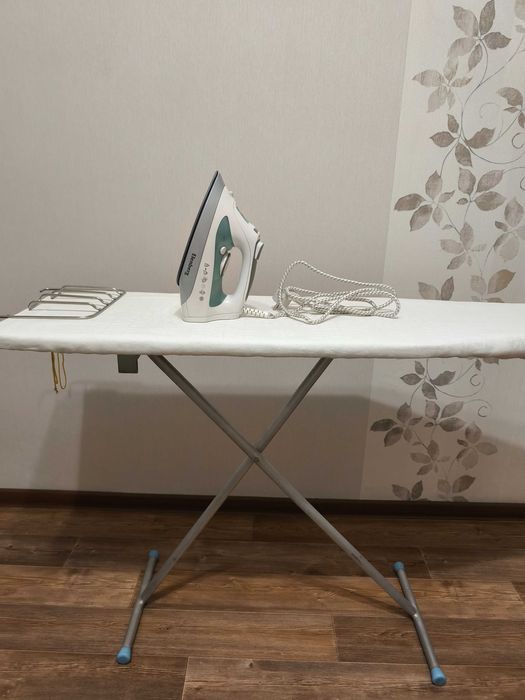 Утюг и гладильная доска