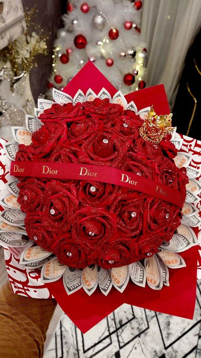 Луксозен букет от вечни рози и банкноти