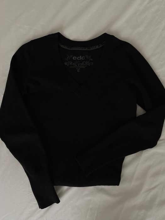 Bluza neagra cu decolteu V
